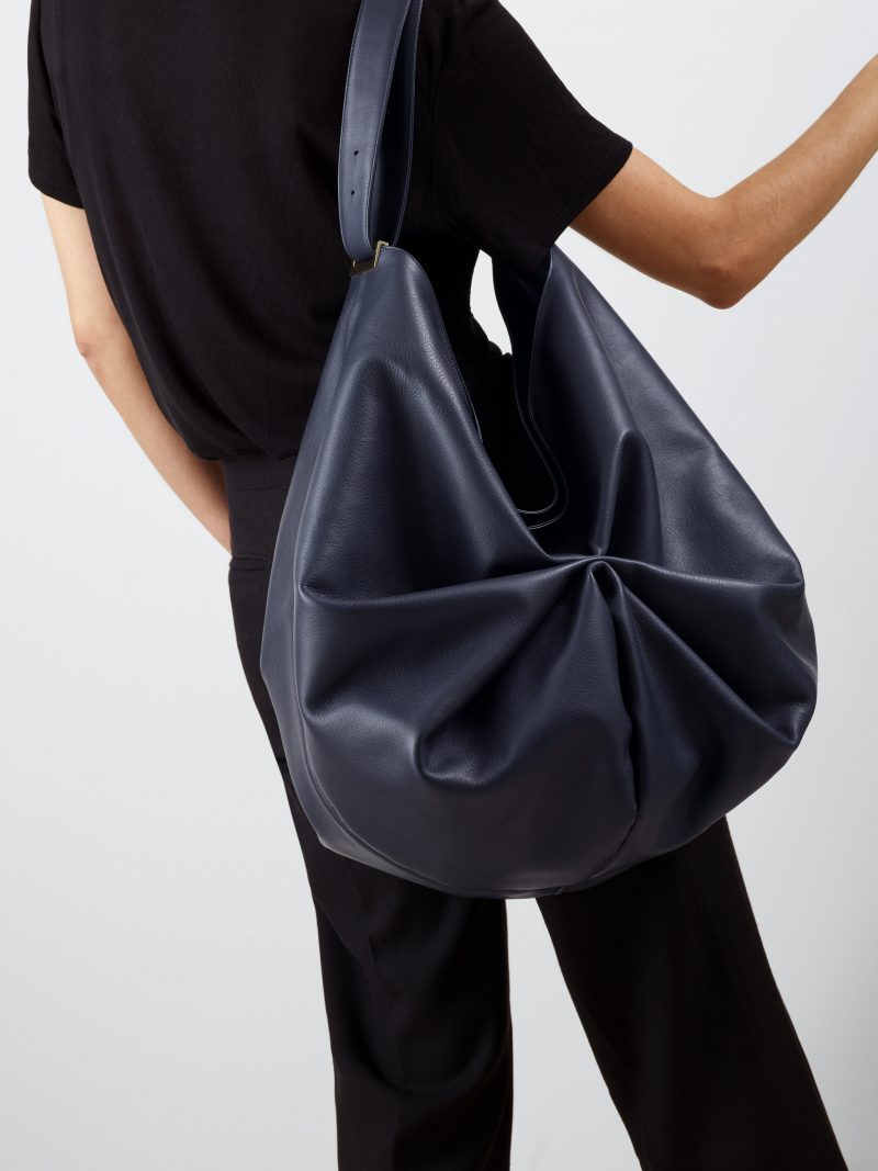 SACAR shoulder bag in navy blue calfskin leather | TSATSAS