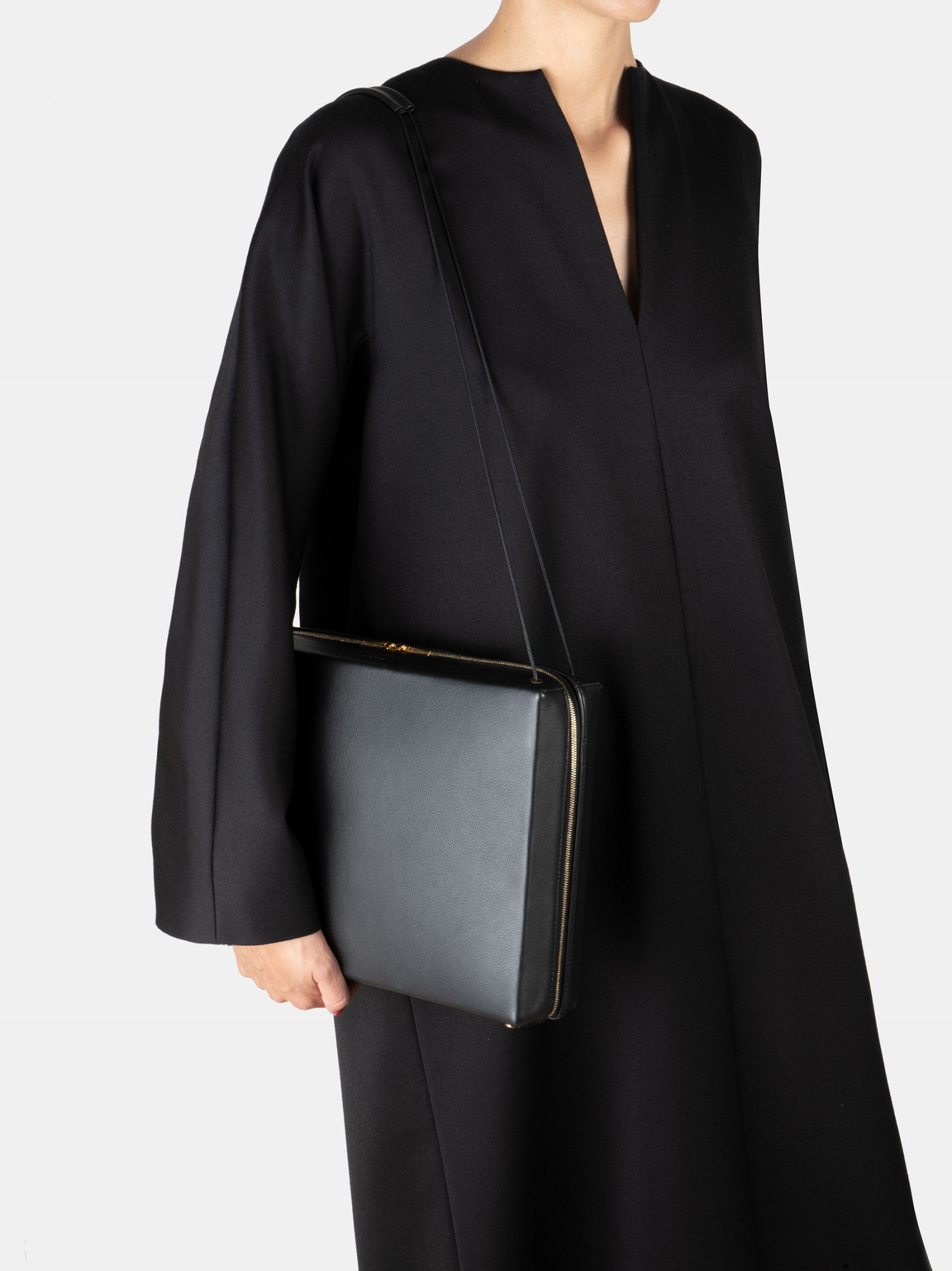 LINDEN 43 shoulder bag in black calfskin leather | TSATSAS