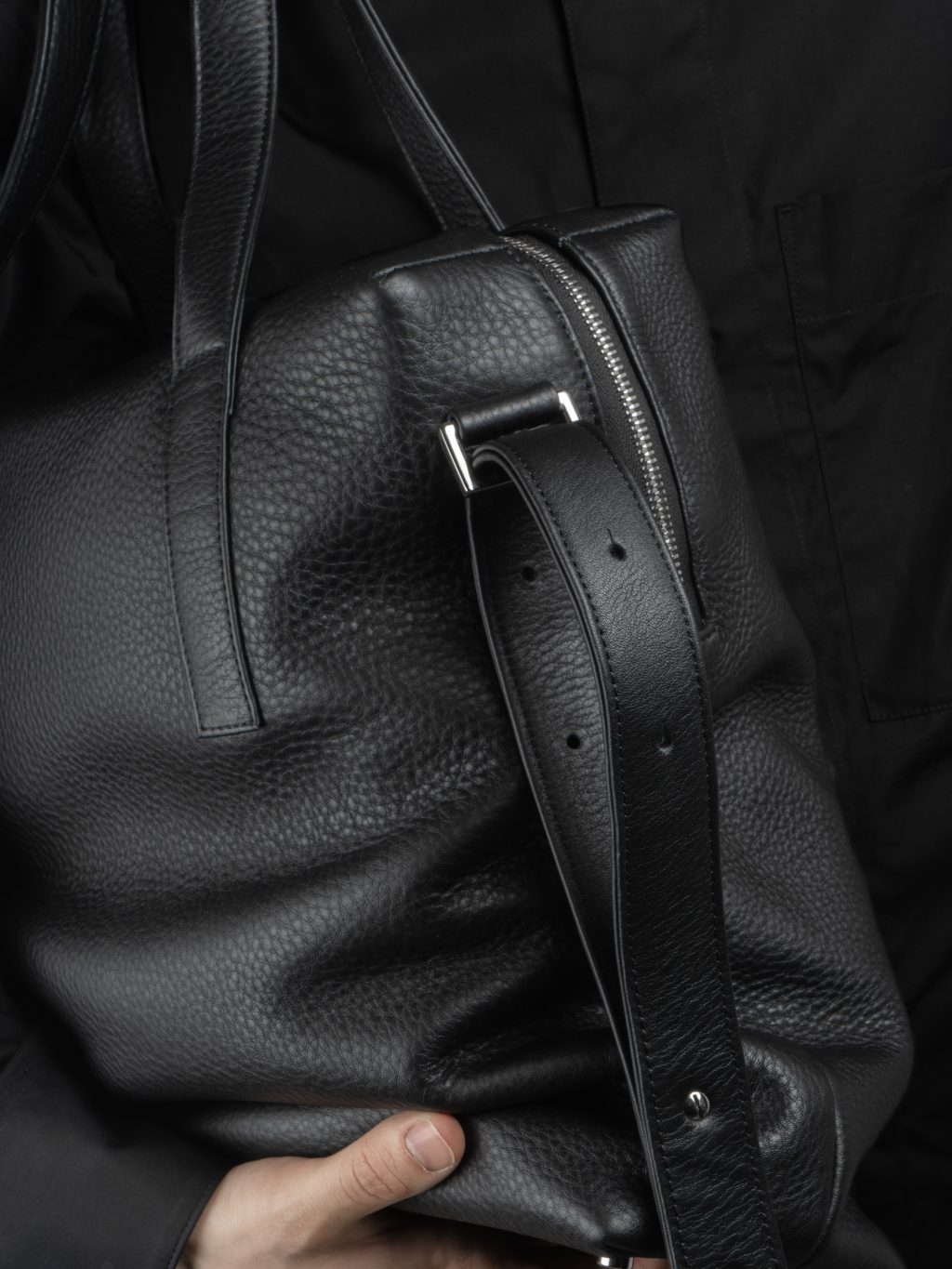 POLLOCK tote bag in black calfskin leather | TSATSAS