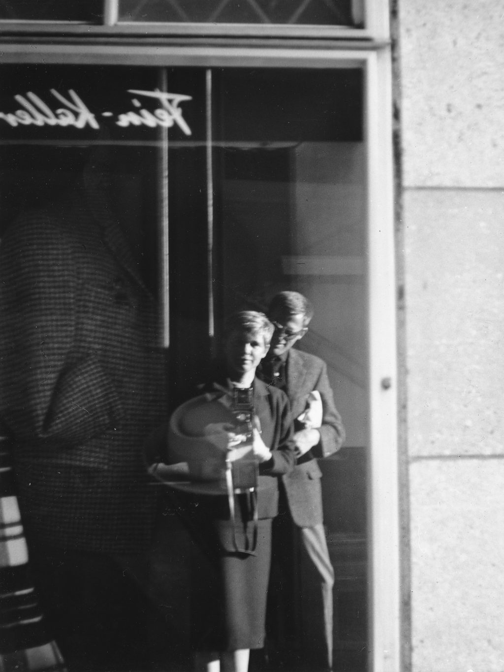 Ingeborg and Dieter Rams on their return journey from Zermatt with a stop in Zurich, reflected shop window, approx. late 1960s. Photo: Ingeborg Rams © Rams Foundation