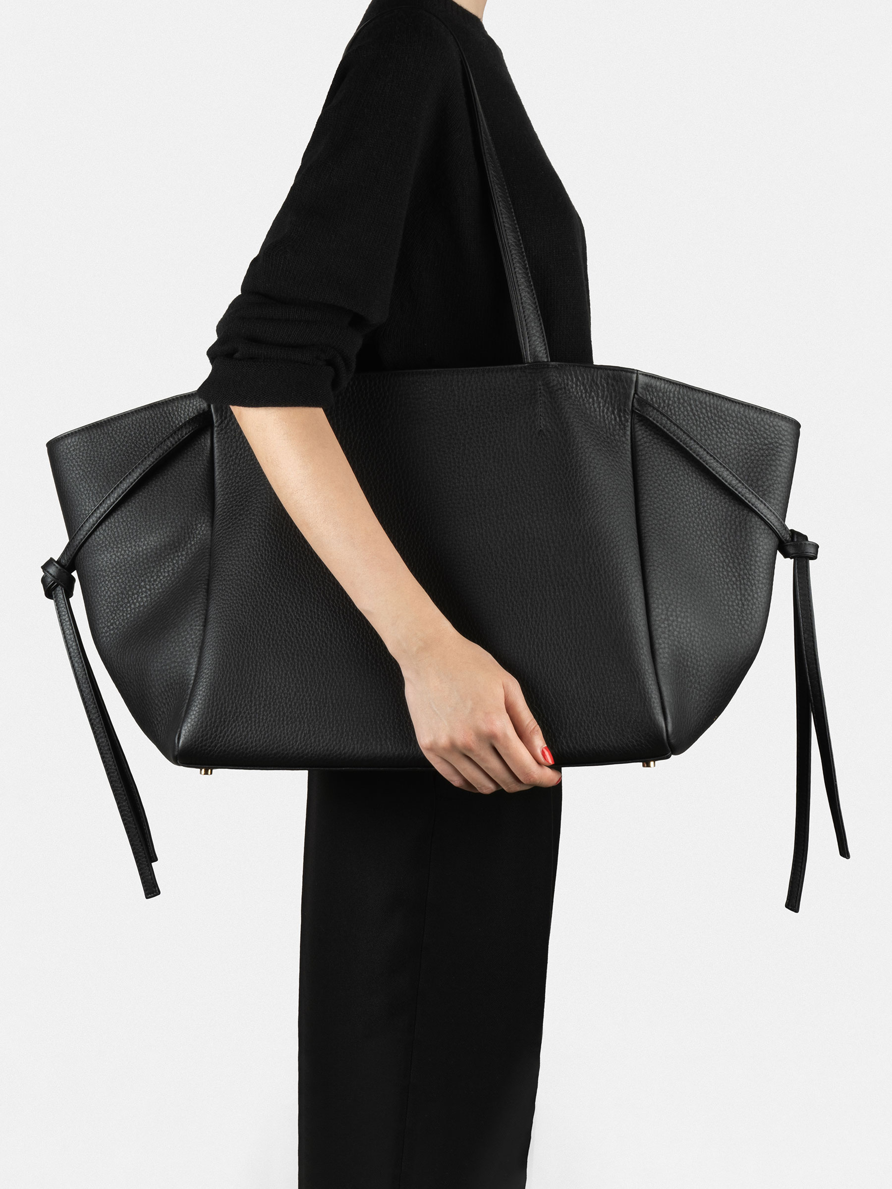 RENEE shoulder bag in black calfskin leather | TSATSAS