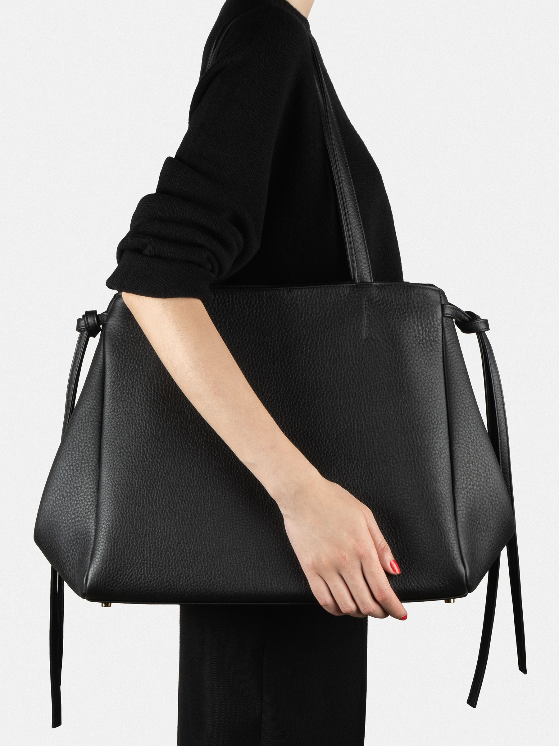 RENEE shoulder bag in black calfskin leather | TSATSAS