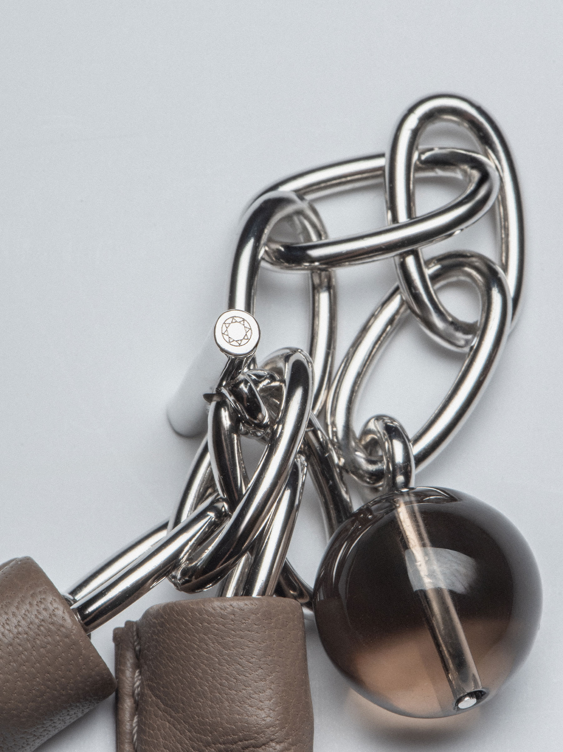 LATCH - Saskia Diez and TSATSAS - Bracelet in rhodium-plated brass with smoky quartz and taupe lamb nappa leather | TSATSAS