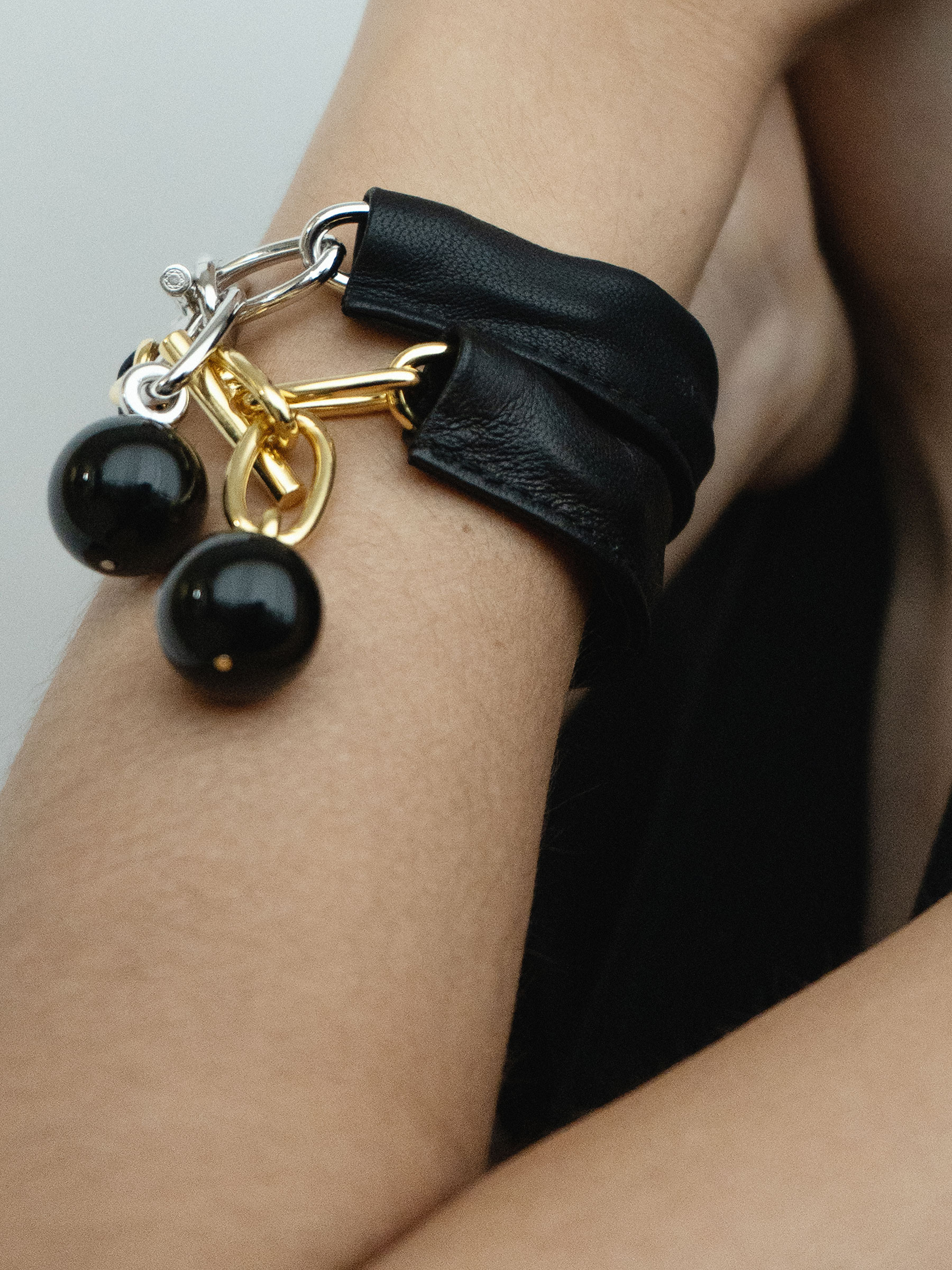 LATCH - Saskia Diez and TSATSAS - Bracelet in gold/rhodium-plated brass with black onyx and black lamb nappa leather | TSATSAS