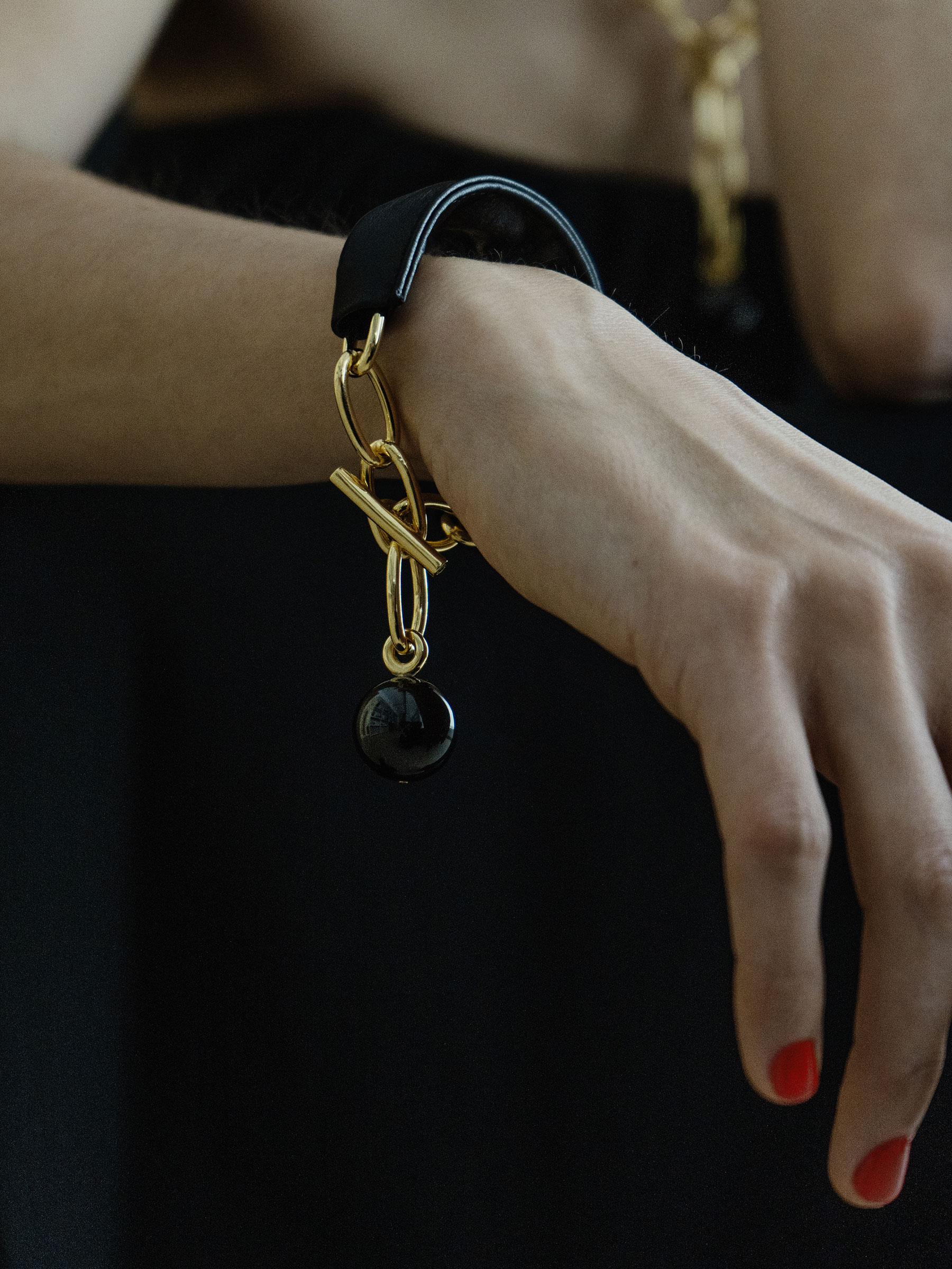 LATCH - Saskia Diez and TSATSAS - Bracelet in gold-plated brass with black onyx and black lamb nappa leather | TSATSAS