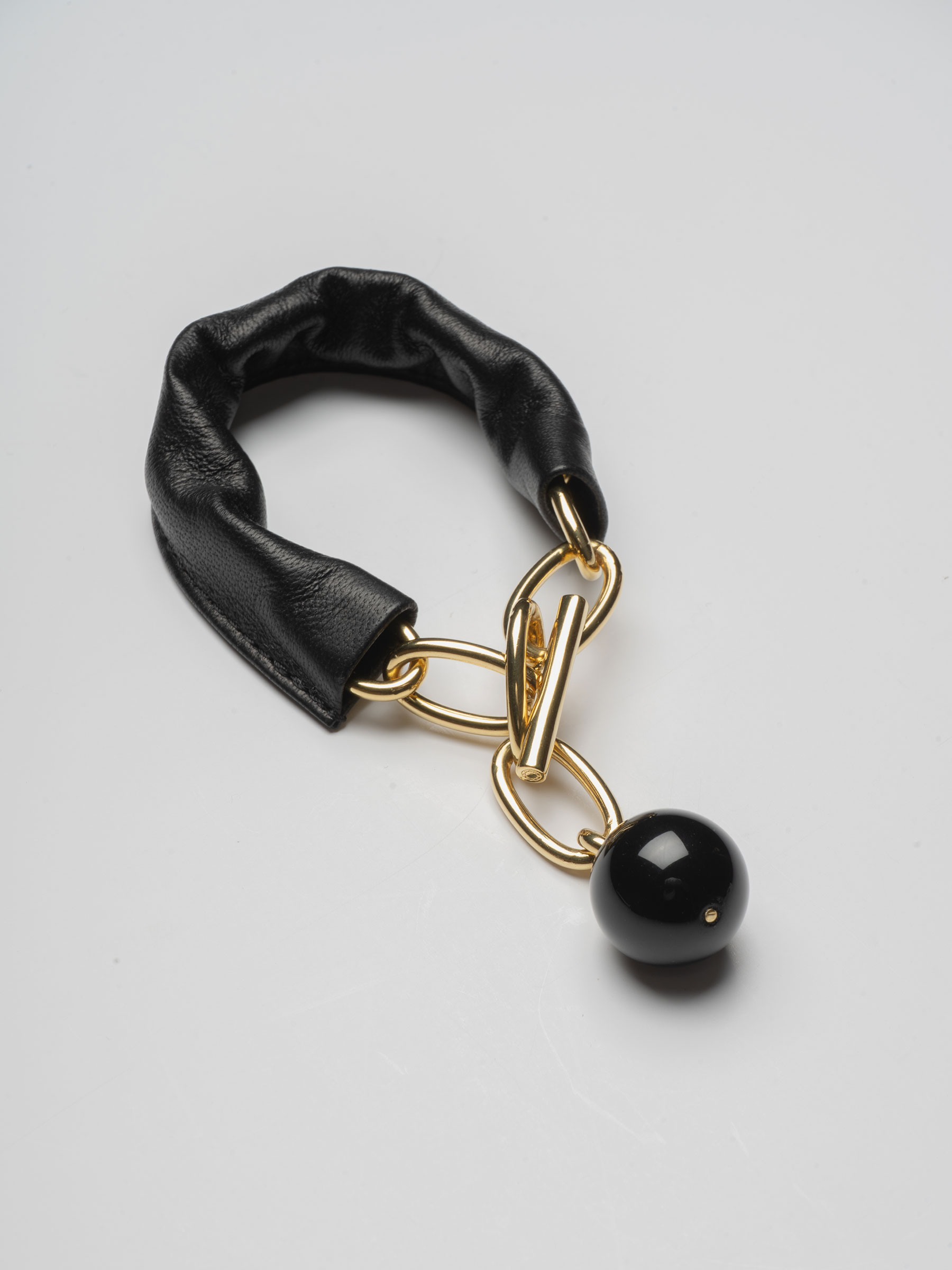 LATCH - Saskia Diez and TSATSAS - Bracelet in gold-plated brass with black onyx and black lamb nappa leather | TSATSAS