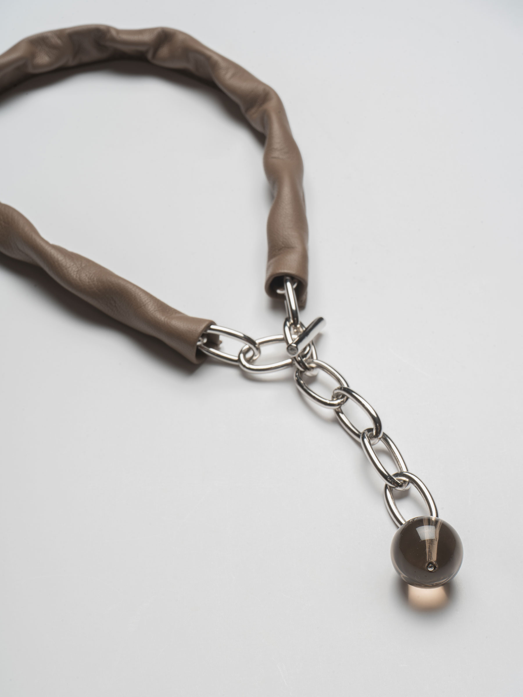 LATCH - Saskia Diez and TSATSAS - Necklace in rhodium-plated brass with smoky quartz and taupe lamb nappa leather | TSATSAS