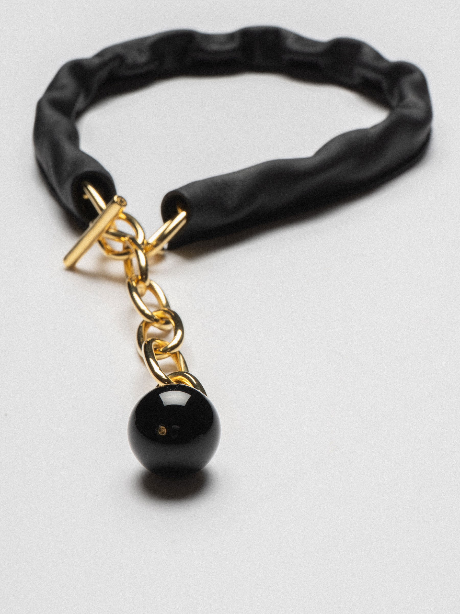 LATCH - Saskia Diez and TSATSAS - Necklace in gold-plated brass with black onyx and black lamb nappa leather | TSATSAS