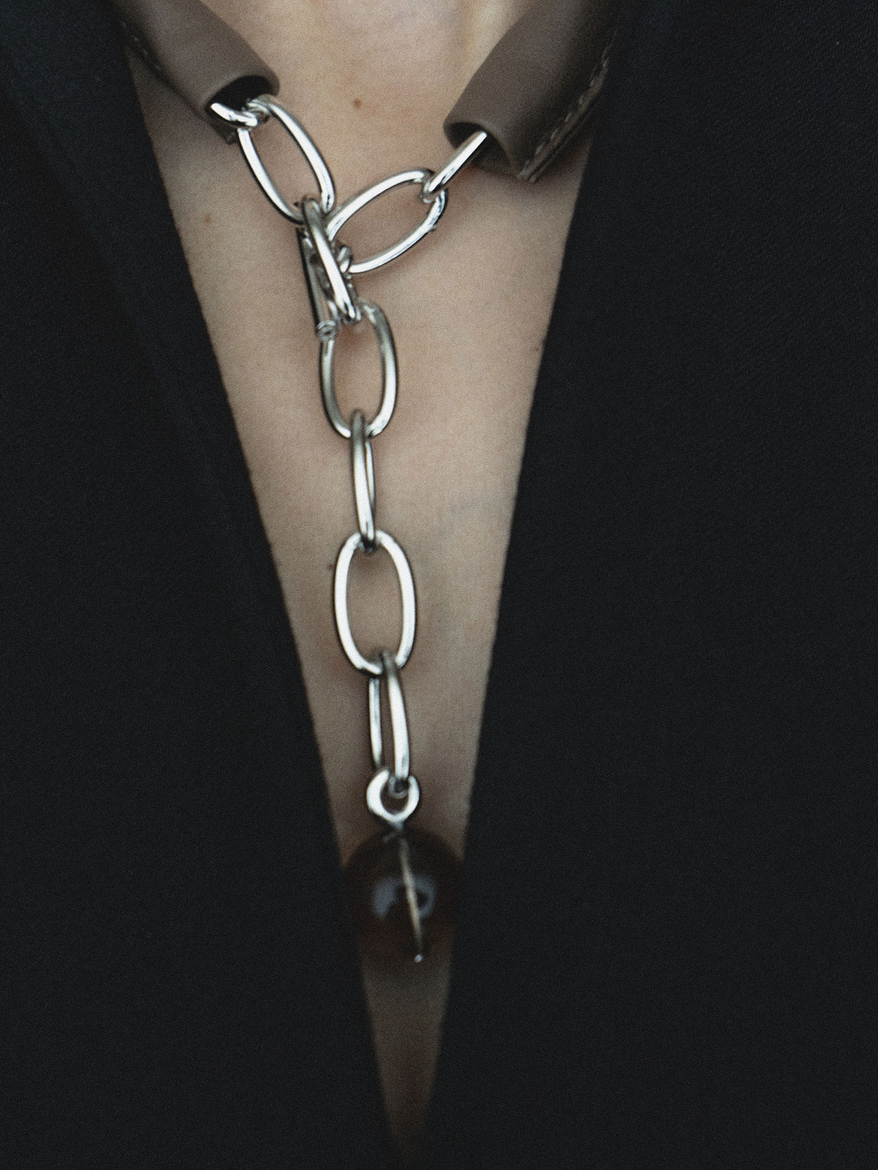 LATCH - Saskia Diez and TSATSAS - Necklace in rhodium-plated brass with smoky quartz and taupe lamb nappa leather | TSATSAS
