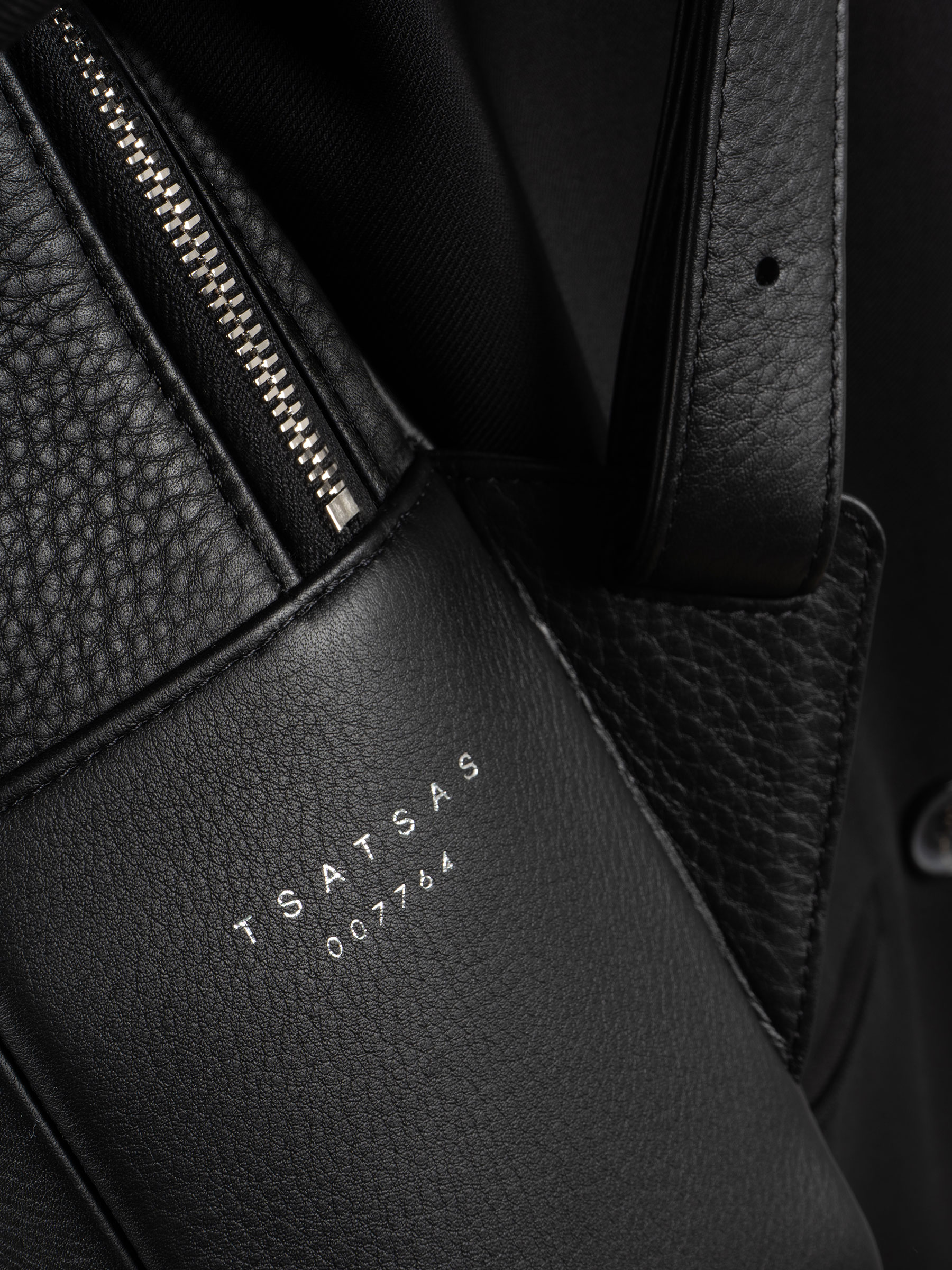 BACK-PACK — backpack in black calfskin leather | TSATSAS and David ChipperfieldBACK-PACK — backpack in dark brown calfskin leather | TSATSAS and David Chipperfield