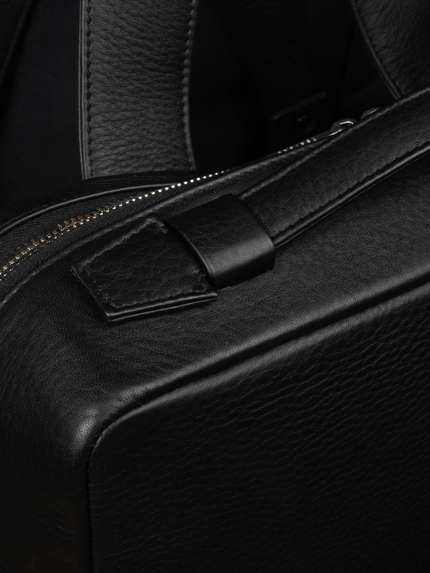 BACK-PACK — backpack in black calfskin leather | TSATSAS and David ChipperfieldBACK-PACK — backpack in dark brown calfskin leather | TSATSAS and David Chipperfield