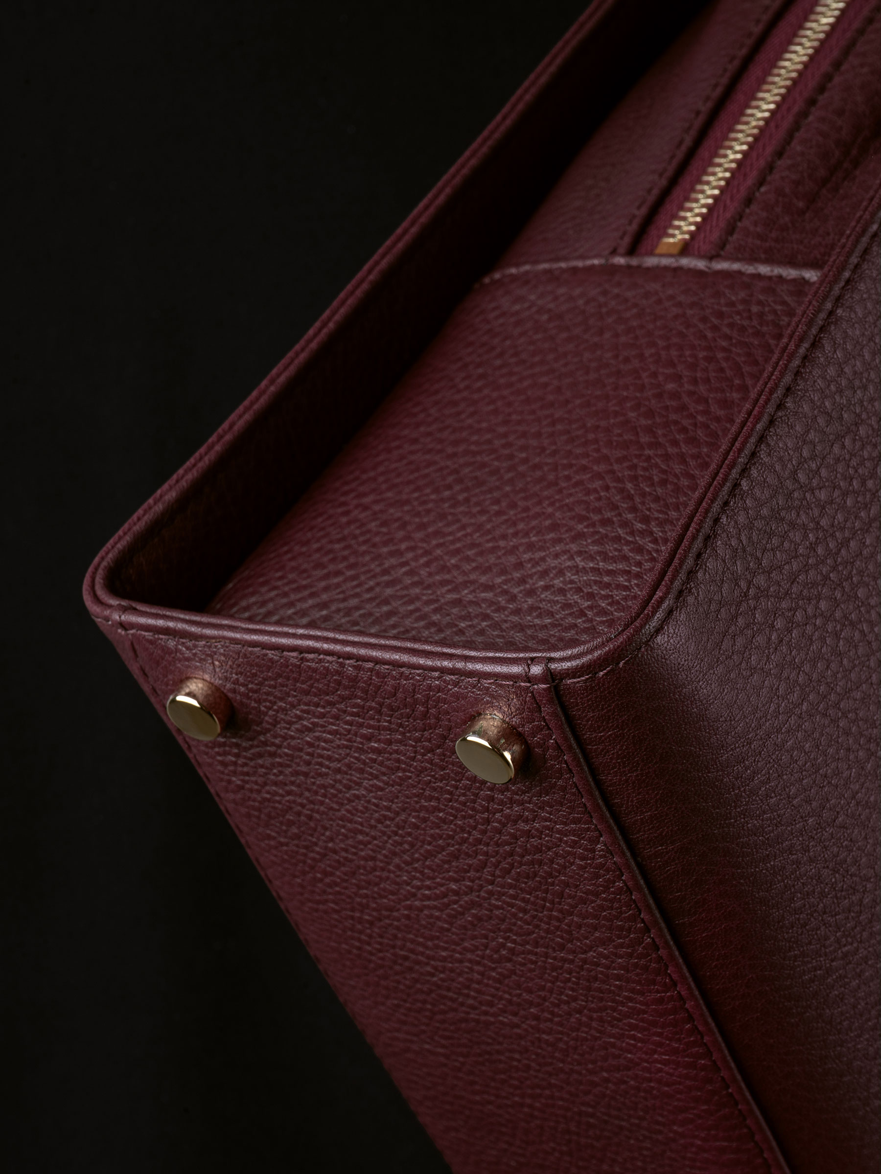DELTOUR structured tote bag in burgundy calfskin leather | TSATSAS