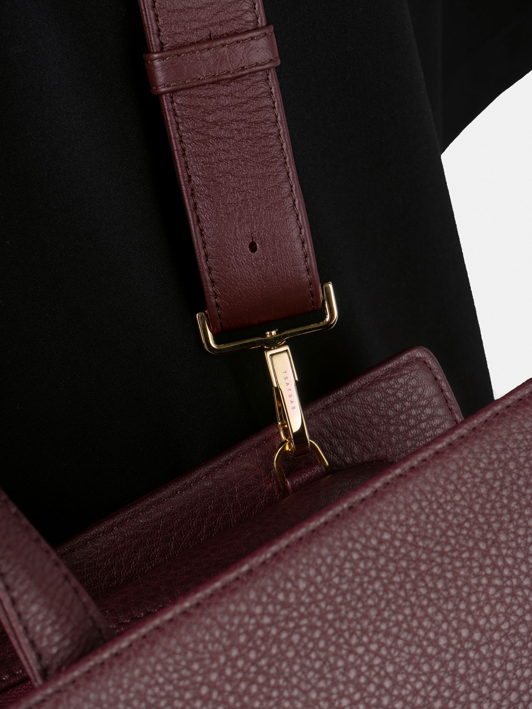 DELTOUR structured tote bag in burgundy calfskin leather | TSATSAS