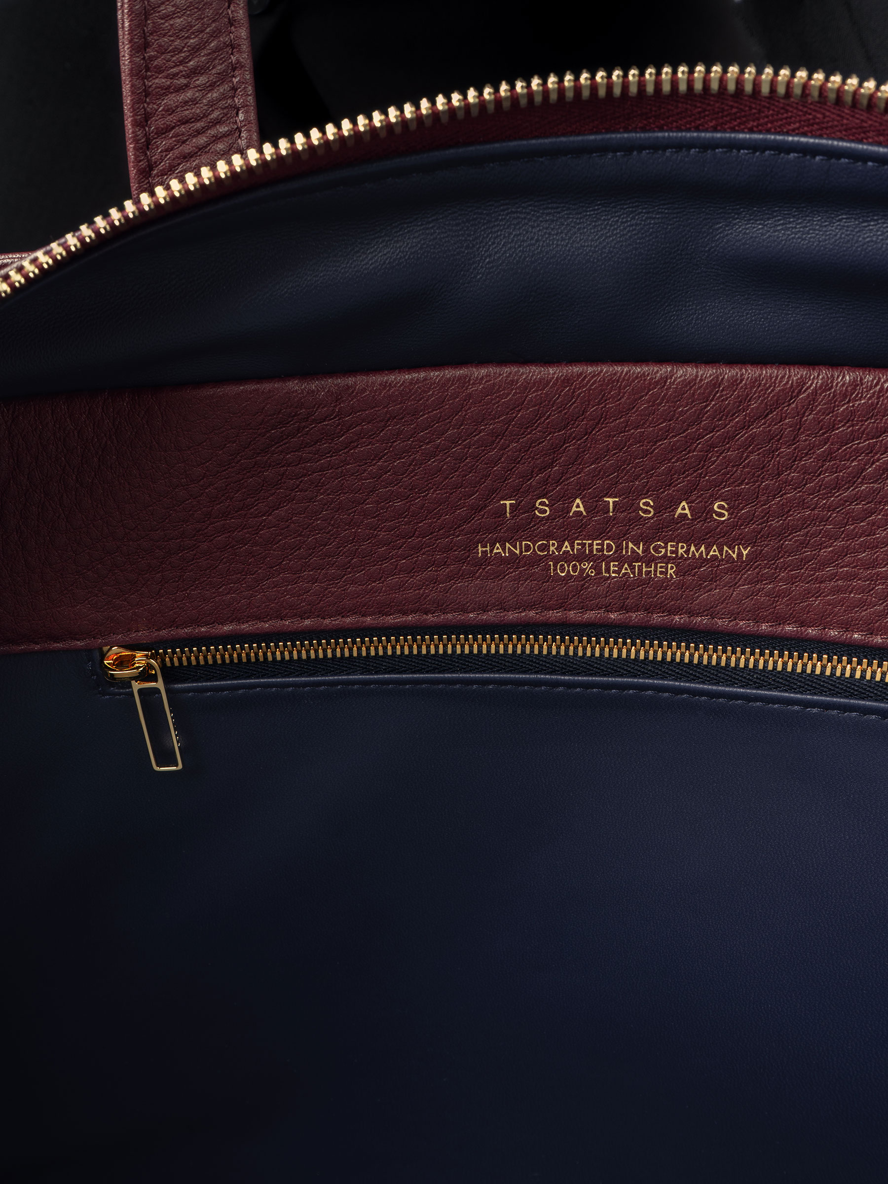 DELTOUR structured tote bag in burgundy calfskin leather | TSATSAS
