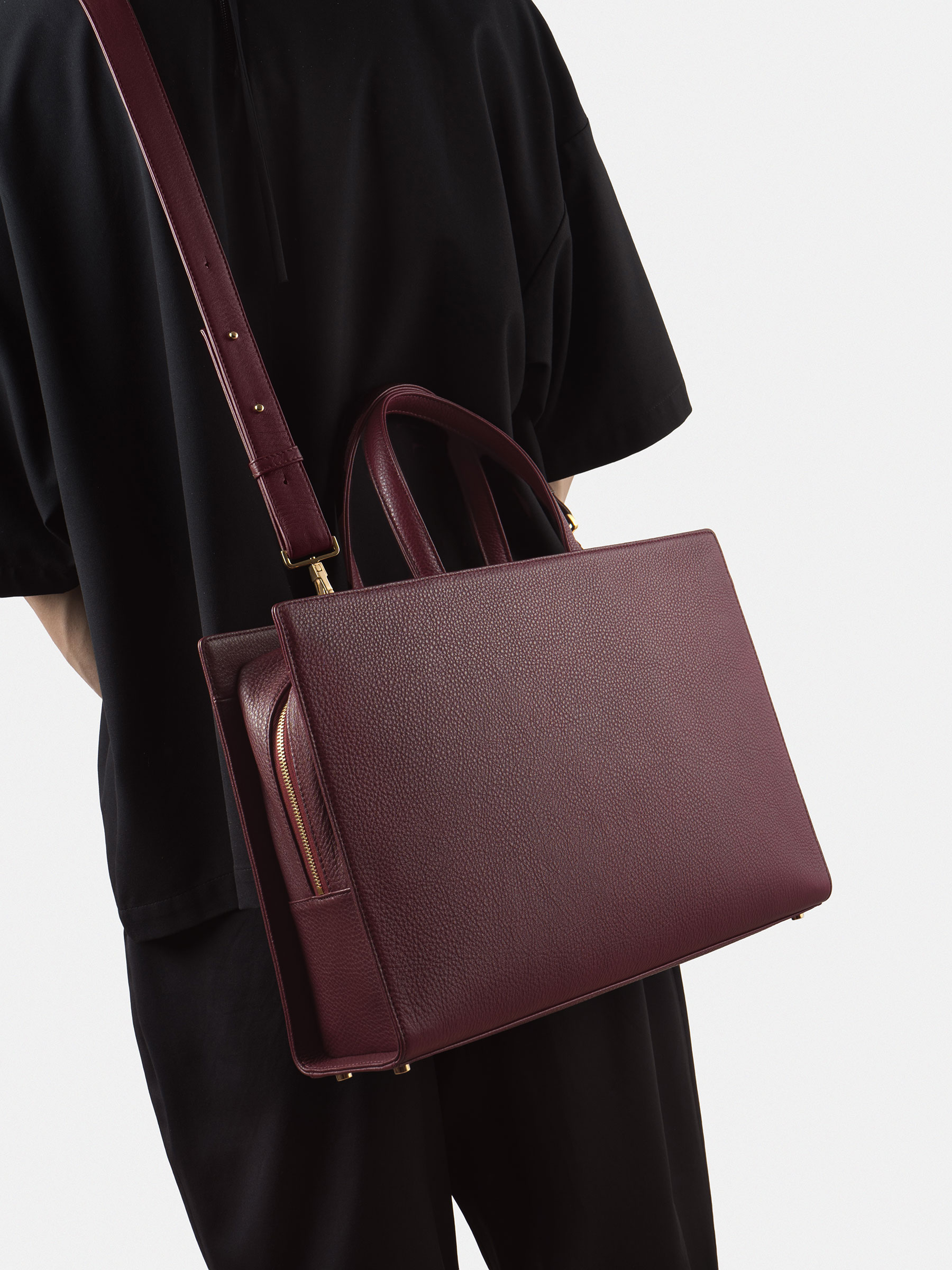 DELTOUR structured tote bag in burgundy calfskin leather | TSATSAS