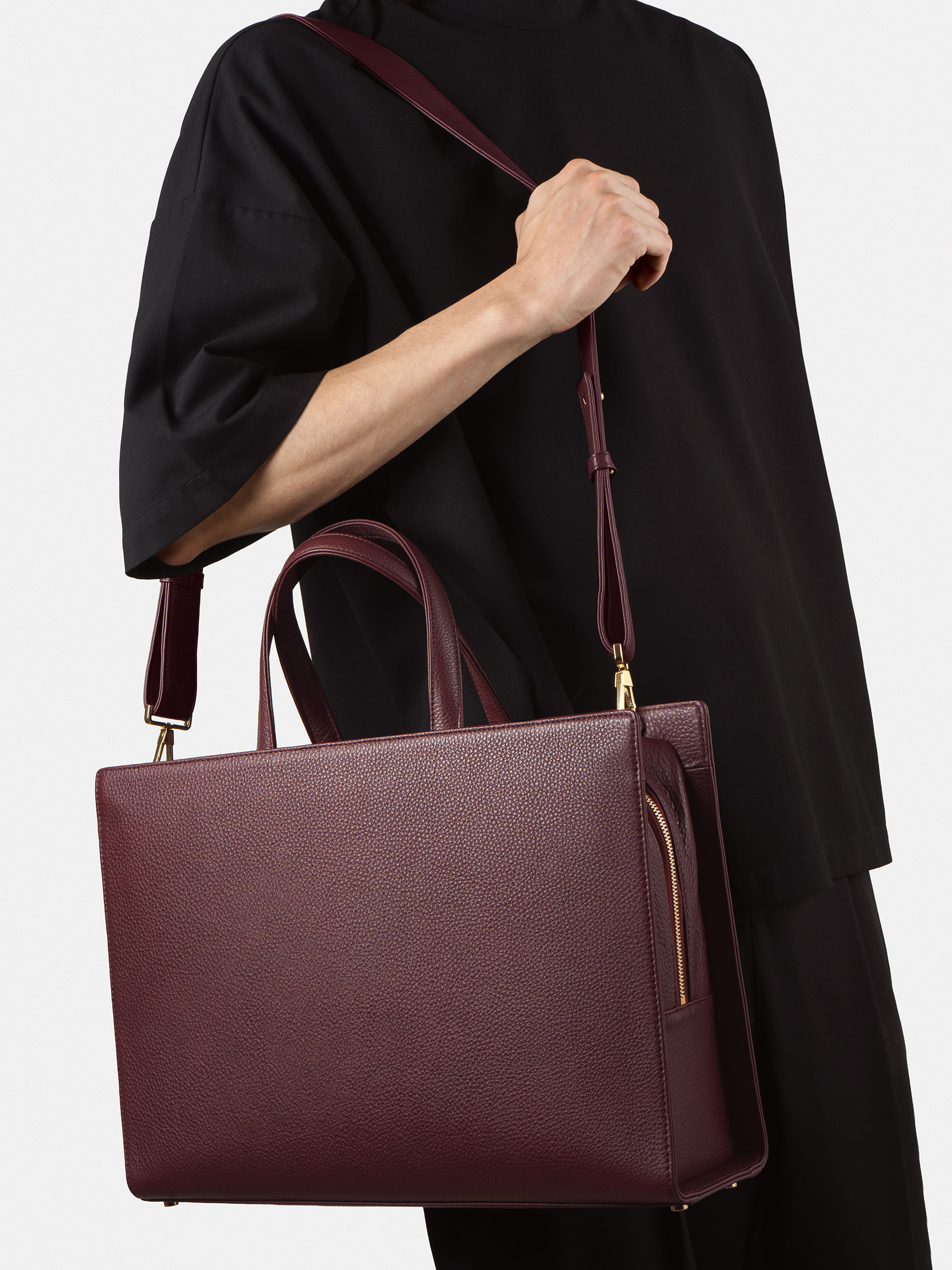 DELTOUR structured tote bag in burgundy calfskin leather | TSATSAS